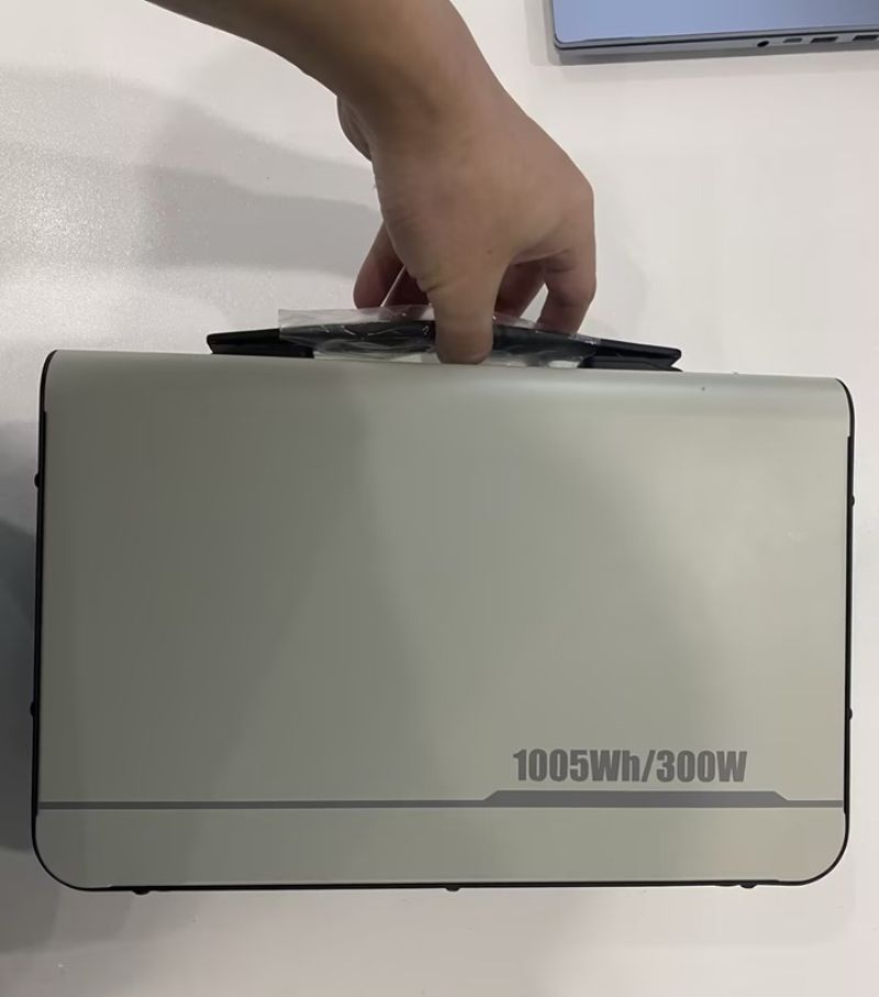 картинка Портативная электростанция CTECHI F300D, 1005 Втч, 12.8В/75 Ач, 300 Вт от магазина "мир Электроники"