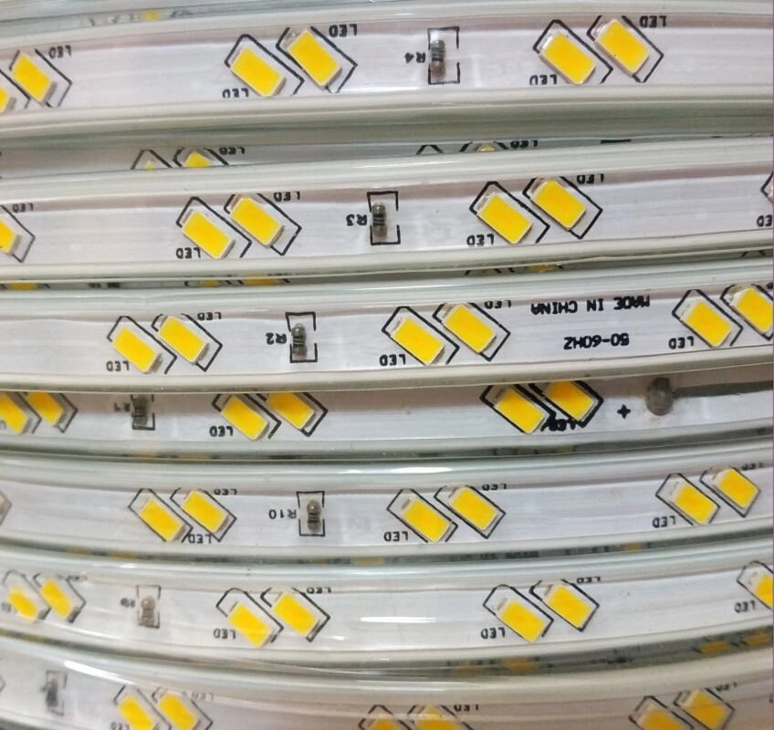 картинка Светодиодная лента SMD5730 водонепроницаемая 220В,, за 1 м, 120LED/1м, теплый белый от магазина "мир Электроники"